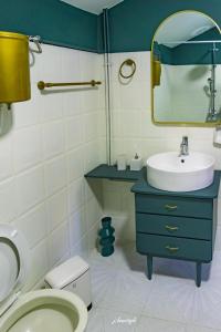 新基奥斯Wine Reflections Apartment near Nafplio的一间带水槽、卫生间和镜子的浴室