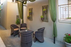 新基奥斯Wine Reflections Apartment near Nafplio的庭院配有桌椅和窗户。