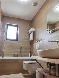 布拉格yipin villa的一间带水槽、浴缸和卫生间的浴室