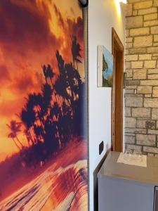 希马拉Palermiti Luxury Rooms的墙上一幅棕榈树海滩画