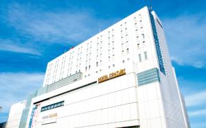 相模原市相模大野小田急世纪饭店的白色的建筑,上面有标志