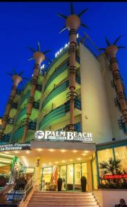 里米尼Hotel Palm Beach B&B SEA VIEW的前面有楼梯的建筑