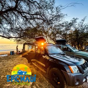 卡胡卢伊Epic Maui Car Camping的一辆停在海滩上的卡车,上面有阳光