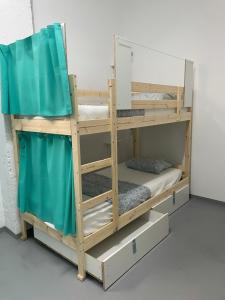 Medano Nest Hostel客房内的一张或多张双层床