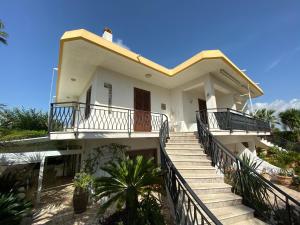 马尔萨拉Holiday home Mediterraneo的白色的房子,有楼梯通往