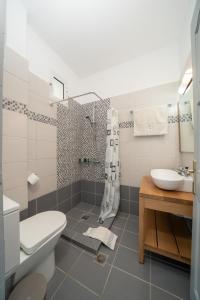 米尼亚Iris Apartments的一间带卫生间和水槽的浴室