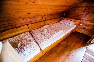 卡姆尼克Chalet FOREST Villa的木制客房的一张床铺上方的景色