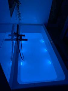 那慕尔L’Enjambée的客房内的蓝色浴缸