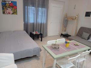 斯塔夫罗斯Art Villa的配有床、桌子和沙发的房间