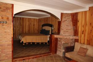 廷吉尔AZIGHAME Complexe Touristique的一间卧室配有一张床和一个壁炉