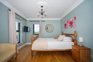 多尼戈尔Fintra Beach B&B的一间卧室配有一张床和一张沙发