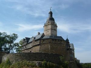 塔勒Ferienpark Rosstrappe的一座古老的城堡,上面有一座塔