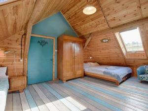 新鲁达Koko Ryku的小木屋内一间卧室,配有两张床