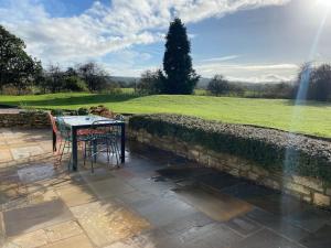 AdlingtonSouth Cottage - Garden, Views, Parking, Dogs, Cheshire, Walks, Family的庭院设有桌椅和草坪