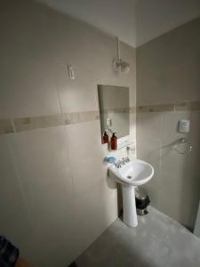 科连特斯La Escala的白色的浴室设有水槽和镜子