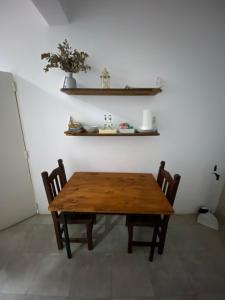 科连特斯La Escala的一张木桌和椅子