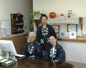 泉佐野米玛苏索的三人坐在商店的桌子上