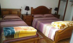 舍夫沙万NOUARA Appart'hotel的卧室内两张并排的床