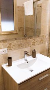 巴勒莫B&B VENTO DEL SUD的浴室设有白色水槽和镜子