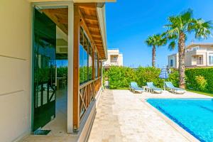 贝莱克Paradise Town Villa Beltania 500 MBPS free wifi的一座别墅,设有游泳池和棕榈树