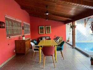 伊基托斯Casa Micaela的一间带桌椅的用餐室和一个游泳池