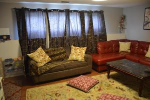 基洛纳Aasra Home的客厅配有沙发和桌子