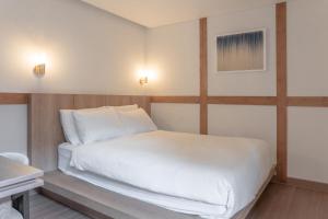 首尔Luxury hanok with private bathtub - SW10的卧室配有白色大床和钢琴