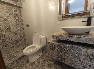 底拉斯卡拉Hostal Mago的一间带卫生间和水槽的浴室