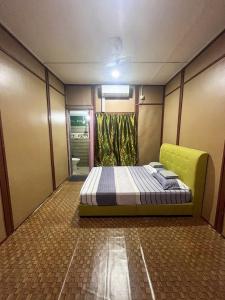 而连突Liana Hostel Taman Negara的小房间设有床和窗户