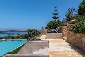 沃利迪耶La Villa Joubert的享有水景的带游泳池的度假酒店