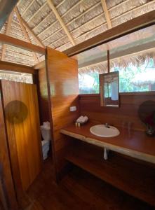 马尔多纳多港Ecolucerna Lodge Tambopata的一间带水槽和镜子的浴室