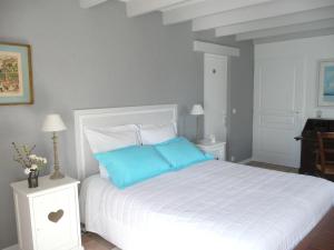 SonnacLe Clos du Plantis的一间卧室配有白色床和蓝色枕头