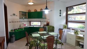 Batu Villa (3 Bed Rooms & just 2 min walk to Jatim Park 1)的厨房或小厨房