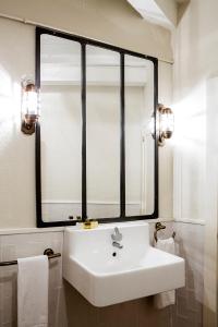 加尔达考Hotel IRARAGORRI的一间带水槽和大镜子的浴室