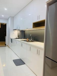 胡志明市Sunrise City 3 Bed Room Full Furniture的厨房配有白色橱柜和水槽