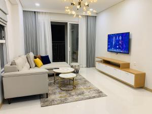 胡志明市Sunrise City 3 Bed Room Full Furniture的带沙发和电视的客厅