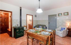 马利亚诺因托斯卡纳Gorgeous Apartment In Magliano In Toscana With Wifi的一间带桌子和炉灶的客厅