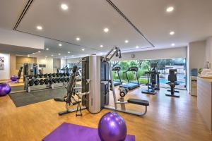 吉隆坡奥克伍德酒店及公寓吉隆坡的大楼内带跑步机和健身器材的健身房