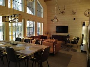 MeltausVilla Vasa - new luxury villa next to lake的客厅配有桌子和沙发