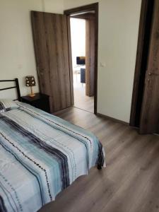 利马索尔Limassol Seaside Apartment的一间卧室配有一张床,铺有木地板