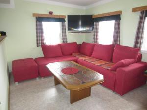 OberhaagFerienhaus Wuttijockl的客厅配有红色沙发和茶几