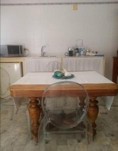 CarosinoBB La casa di Tella的厨房里的桌子和白色的台面