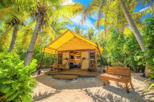 Drawaqa IslandBarefoot Manta Island Resort的黄色帐篷,配有长凳和棕榈树