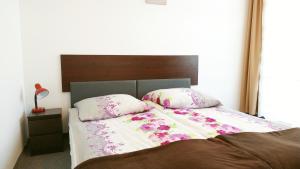 尤斯托尼莫斯基Klif pokoje gościnne w centrum blisko morza的一间卧室配有一张带两个枕头的床