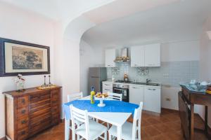 索伦托Casale Ianus - Country house with Panoramic View的厨房配有一张桌子,上面有蓝色的桌布