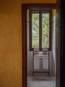 萨索马可尼Fattorie di Montechiaro的浴室设有窗户、水槽和毛巾