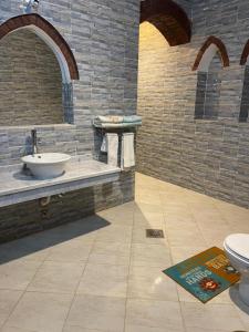 卢克索Oriental house的一间带水槽和卫生间的浴室