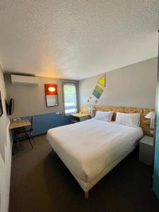 加普NESTOR HOTEL GAP et Restaurant的卧室设有一张白色大床和一扇窗户。