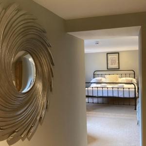 Richmond查尔斯巴瑟斯特旅店的一间卧室配有床和圆形镜子