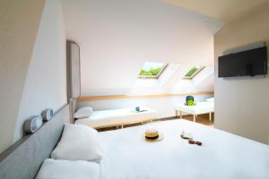 沃雷普格勒诺布尔沃雷普宜必思快捷酒店的白色的客房配有床和沙发